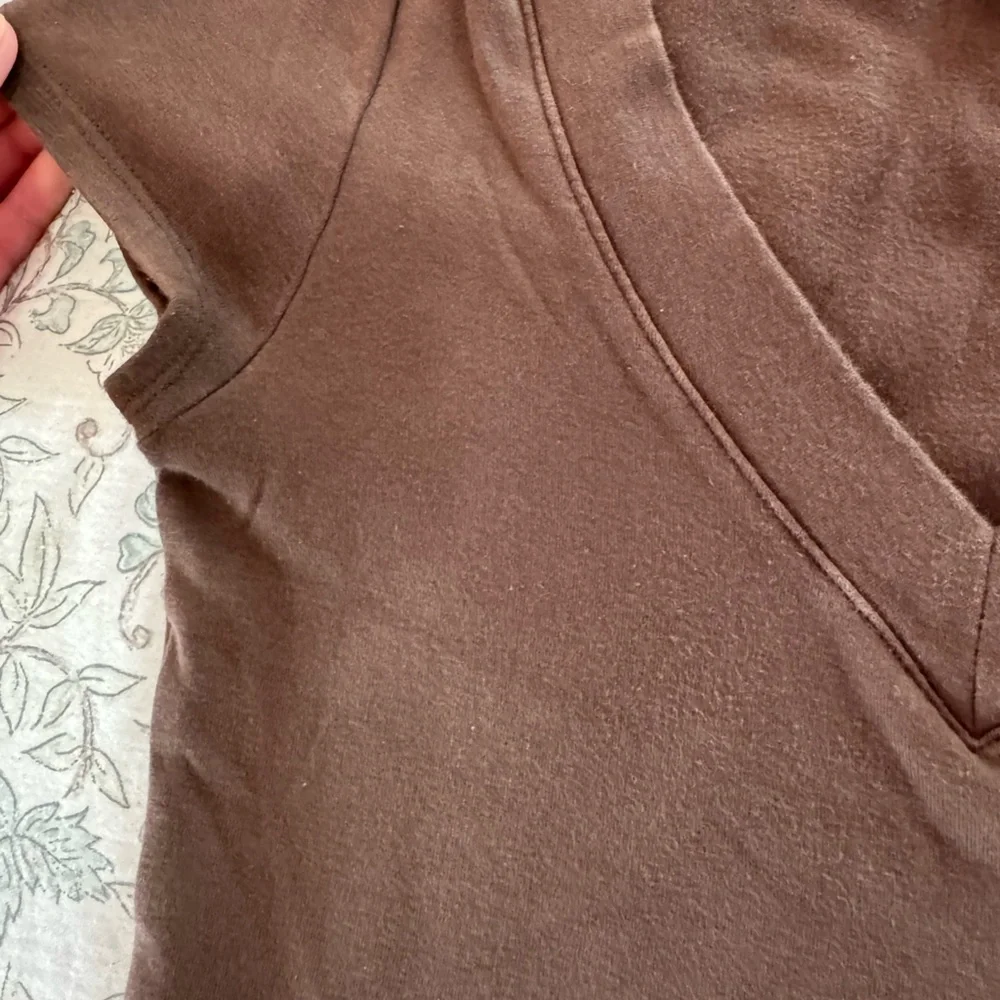 Pacsun Brown V-Neck baby tee - Picture 4 of 4